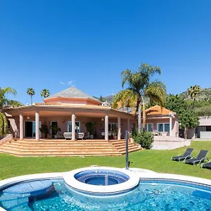 In Pueblo Benalmádena