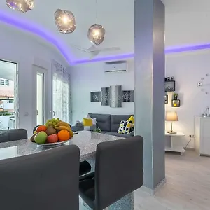 Pueblo Marinero Apt 3 *