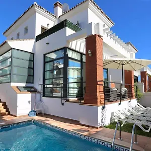 011 Bright And Spacious With Private Pool *